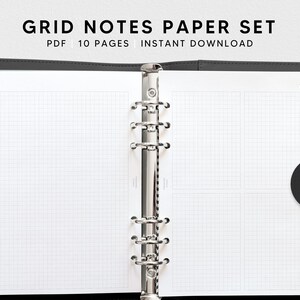 Puede incluir: Un juego de papel para cuaderno de notas de cuadrícula de tamaño A5 con 10 páginas. El papel es blanco con un patrón de cuadrícula gris claro. El papel está en un archivador con anillos plateados. El papel está etiquetado como "Notas".
