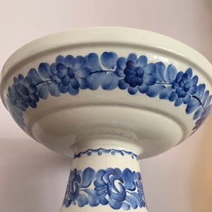 Wunderschöner polnischer Steingutteller aus Wloclawek, blauer Steingut-Präsentationsteller auf Füßen, dekorierter Küchensockel