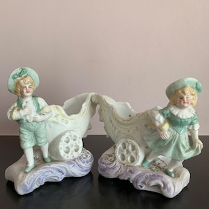 Dos personajes pequeños de porcelana tipo galleta, personajes de porcelana antiguos, pareja de personajes de porcelana tipo galleta