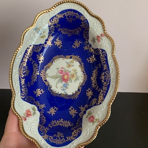Small oval blue Maastricht porcelain bowl, romantic Bridgerton style