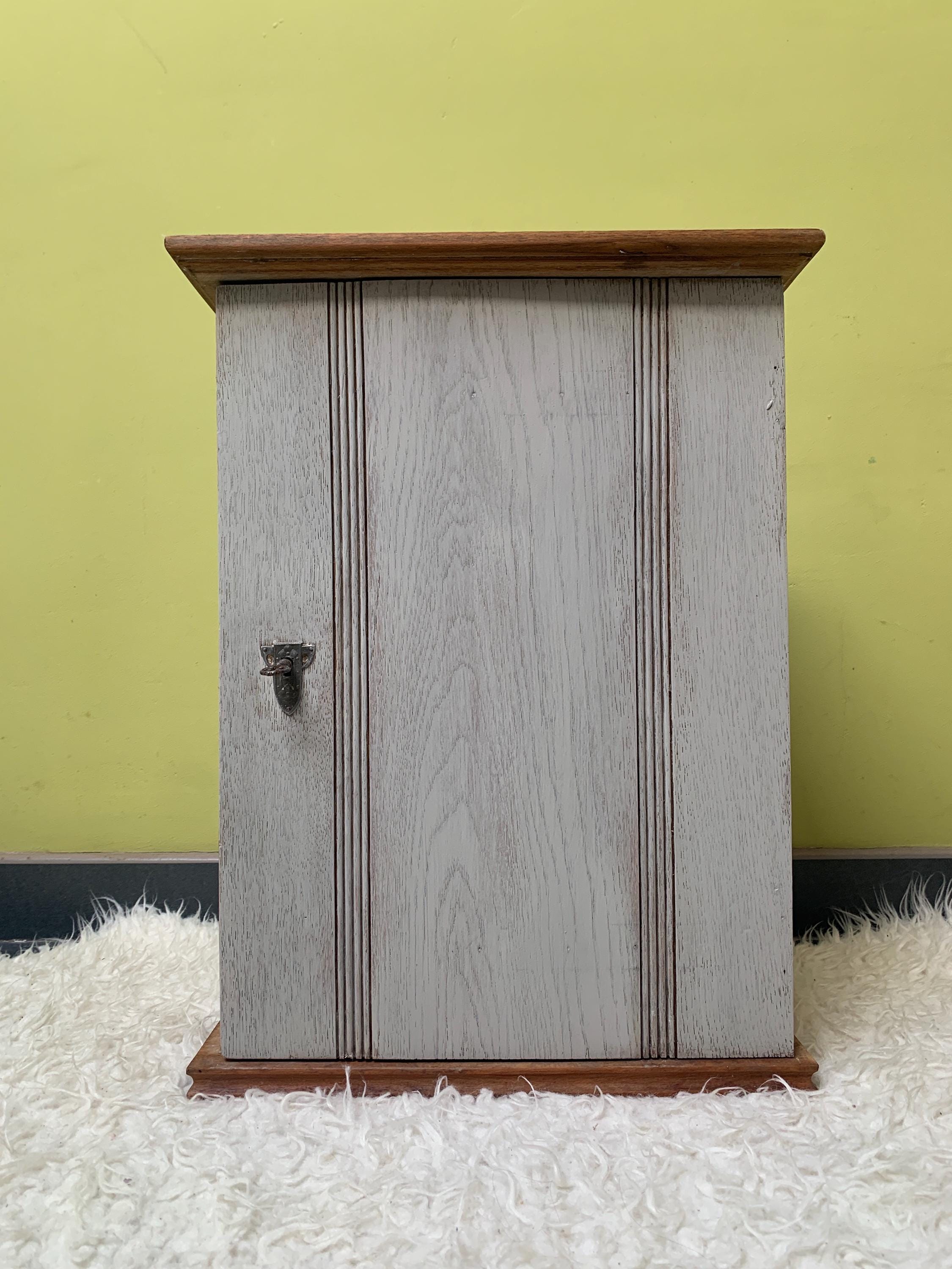 Armoire à Pharmacie Vintage MCM – Bois Massif Et Chrome (22.5x14.6x5 Pouces)