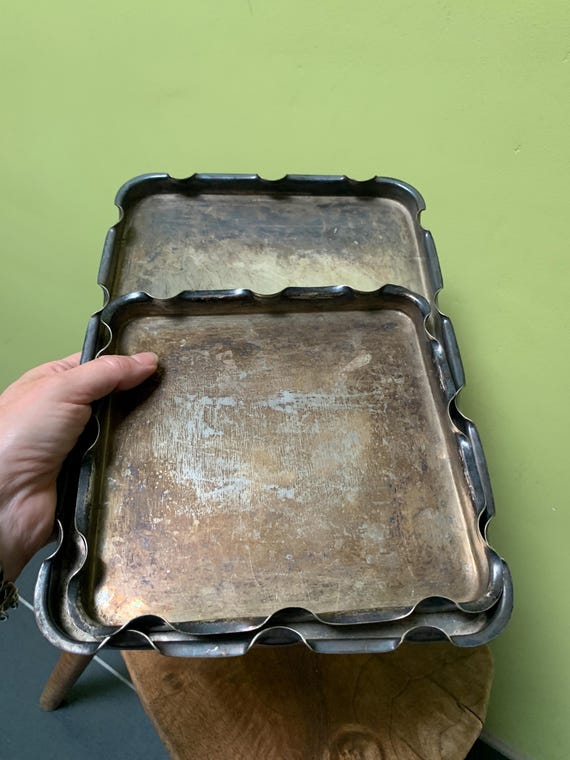 Prächtige Tabletts aus einem Pralinenladen, antike Tabletts zur Präsentation von Pralinen, silberne Schokoladentabletts