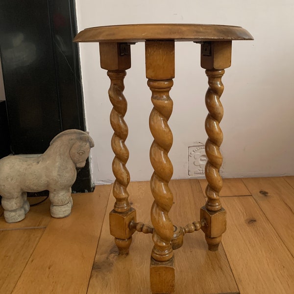 Magnifique tabouret/table ronde  pieds tournés,torsadée, table d’appoint antique en bois clair avec pieds tournés, table basse ancienne