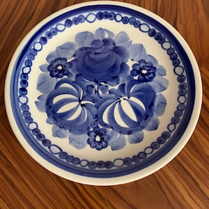Richly decorated, hand painted plate, Polish FAJANS from Włocławek.
