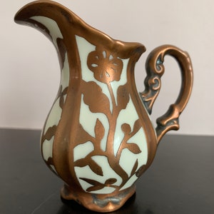 Small antique creamer full of charm, in porcelain, cloisonné with copper/brass.