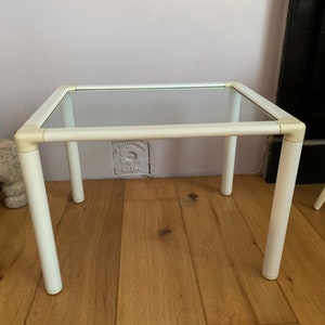 Vintage-Beistelltisch, weiß, schlichtes Design, 80-90 Fuß, Nachttisch aus Glas und weißem Kunststoff
