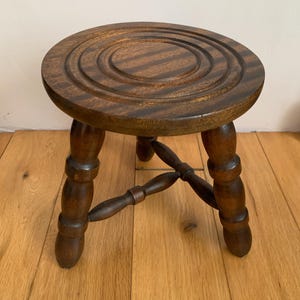 Tabouret tripode , pieds travaillés, support pour plante , tabouret d’appoint, petit tabouret vintage