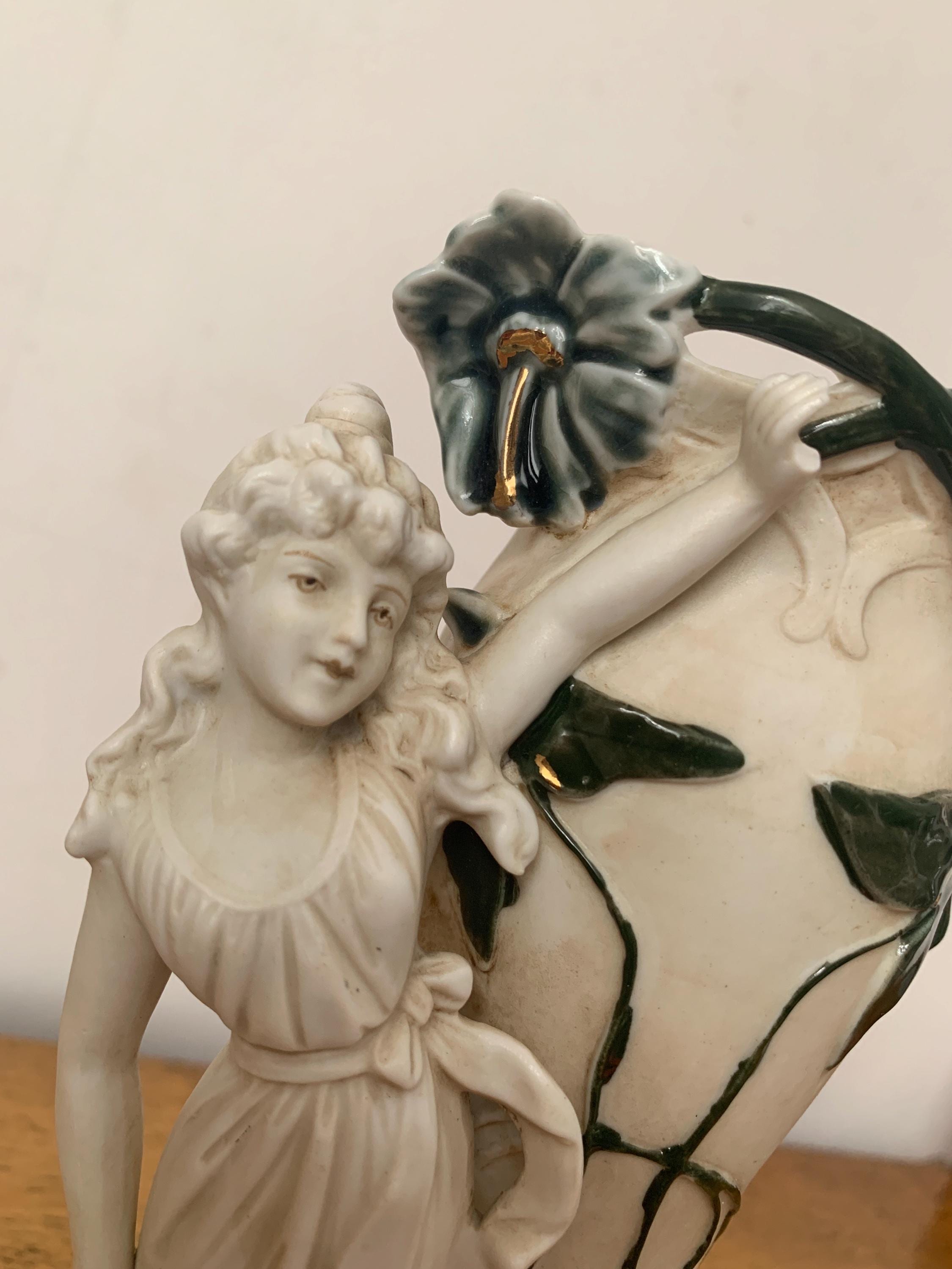 Vase Bouquetière En Biscuit – Jeune Fille Au Panier Et Chapeau – Vintage (tête Recollée)