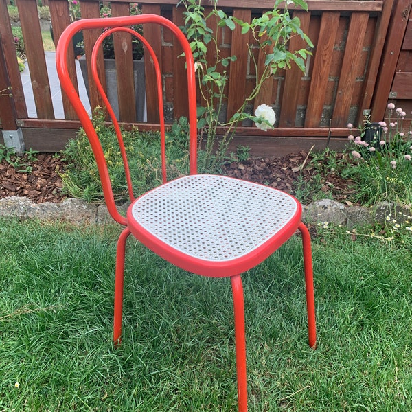 Deux chaises bistrot vintage rouge en métal et plastique 1980