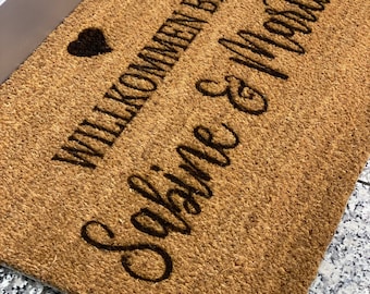 Personalisierte Fußmatte "Herzlich Willkommen" - Kokos Fußmatte mit Namen - Geschenk - Hochzeit - Einzug - Paare - Familie - Indoor