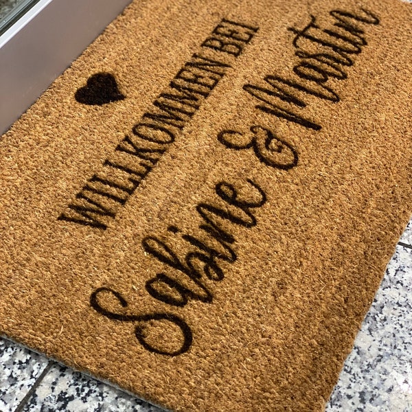 Personalisierte Fußmatte "Herzlich Willkommen" - Kokos Fußmatte mit Namen - Geschenk - Hochzeit - Einzug - Paare - Familie - Indoor