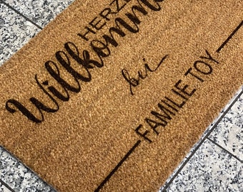 Personalisierte Fußmatte "Herzlich Willkommen" - Kokos Fußmatte mit Namen - Geschenk - Hochzeit - Einzug - Paare - Familie - Indoor