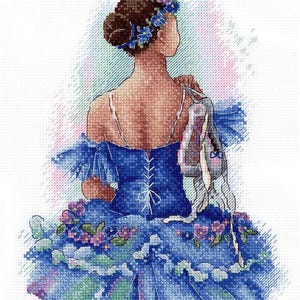 Könnte beinhalten: Kreuzstich-Design einer Ballerina in blauem Kleid, die Ballettschuhe hält. Das Kleid ist mit floralen Akzenten verziert. Die Ballerina hat einen Blumenkranz und ihr Haar ist zu einem Dutt gebunden. Der Hintergrund hat Pastellfarben.