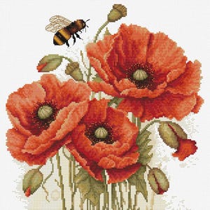 Op de afbeelding: Een kruissteekontwerp met levendige rode klaprozen met donkere centra en groene knoppen. Een gedetailleerde bij met zwarte en gele strepen zweeft in de buurt van de bloemen. Het kunstwerk staat tegen een witte achtergrond.