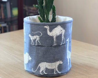"Handgemachter ""Safari Tier"" Stoff-Blumenübertopf: Wendbarer Pflanzentopf."