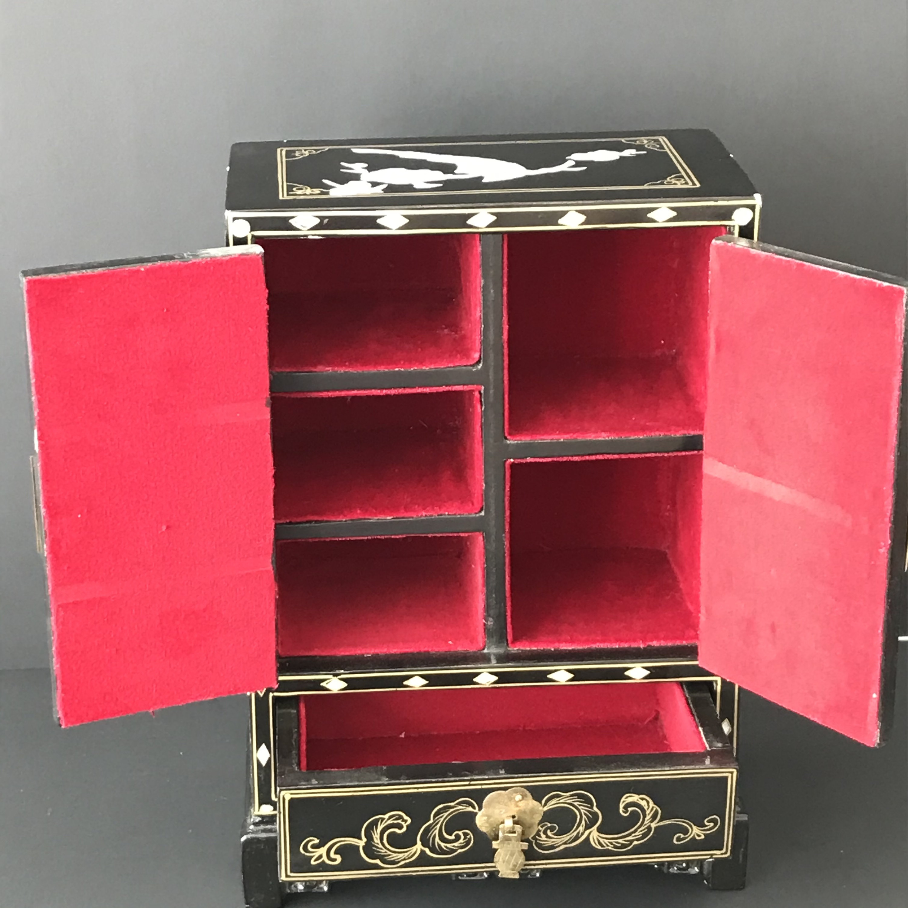 Stunning Chinese vintage jewelry box with dancing women and flowers