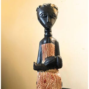 Vintage Wood Carved Mother and Child Sculpture: African Figurine
