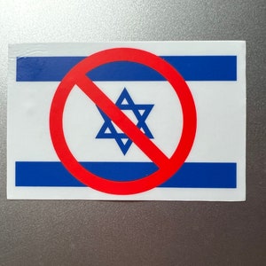Può includere: Un adesivo raffigurante la bandiera israeliana, con un cerchio rosso e una linea diagonale che la attraversa. La bandiera mostra strisce blu e una Stella di David su sfondo bianco.
