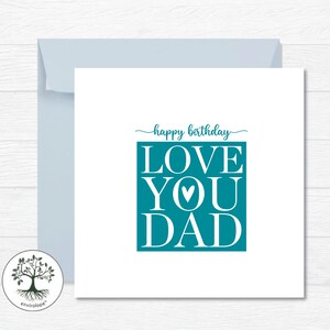 Puede incluir: Una tarjeta blanca con un cuadrado azul turquesa que dice "LOVE YOU DAD" con un peque&ntilde;o coraz&oacute;n blanco en la "O". El texto "happy birthday" est&aacute; escrito en cursiva sobre el cuadrado.