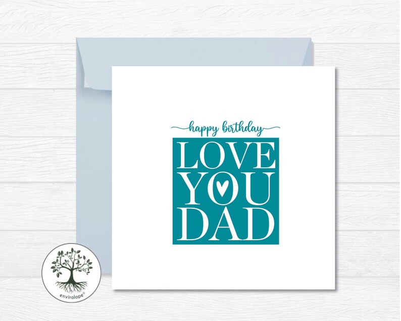 Puede incluir: Una tarjeta blanca con un cuadrado azul turquesa que dice "LOVE YOU DAD" con un peque&ntilde;o coraz&oacute;n blanco en la "O". El texto "happy birthday" est&aacute; escrito en cursiva sobre el cuadrado.
