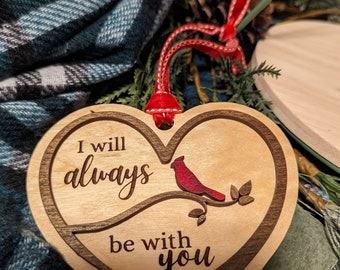 Peut inclure: Ornement en bois en forme de cœur avec un cardinal rouge perché sur une branche. L'ornement est gravé avec les mots "Je serai toujours avec toi".
