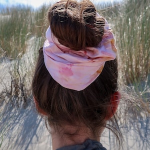 Elastico per capelli XL Scrunchie, realizzato naturalmente con strisce in rosa, arancione e blu, riciclato dalle altre piume