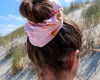 Plantaardig geverfde XL Scrunchie, ijsgeverfd in blush roze, oranje en blauw, mooie grote scrunchie voor een uniek kapsel, gemaakt van upcycled katoen