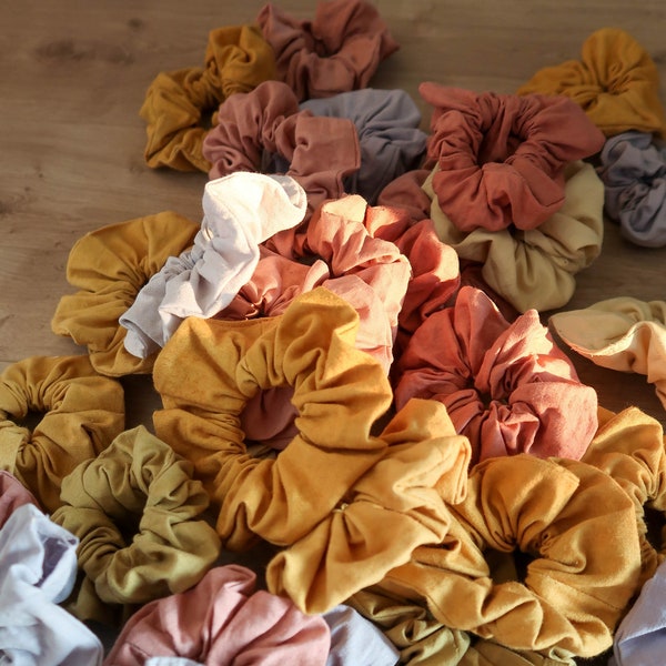 Pflanzengefärbte Scrunchies Mix & Match - upcycled aus alten Tischdecken gefärbt mit Krappwurzel, Zwiebelschalen, Ringelblumen und mehr