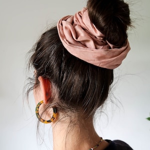 Plant dyed XL Scrunchie, naturally dyed in blush pink and blue, beautiful big scrunchie for a unique hair do, made from upcycled cotton