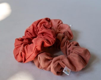 Terra Cotta Scrunchies mix & match, natuurlijk geverfd en upcycled van oude lakens, met de hand geverfd met meekrap en snit