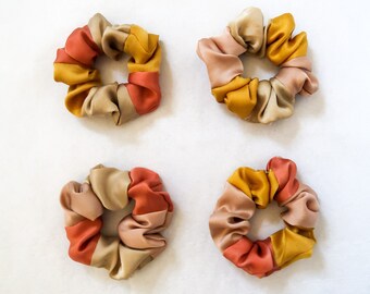 Natuurlijk geverfde patchwork zijden scrunchies gemaakt van satijnen "vredes" zijde, plantaardig geverfd met elzenkegels, uienhuiden, meekrap en cutch