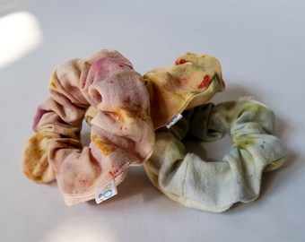 Pflanzengefärbte Scrunchies Mix & Match - upcycled aus alten Tischdecken gefärbt mit Krappwurzel, Zwiebelschalen, Ringelblumen und mehr