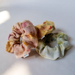 Flower power Scrunchies mix & match, natuurlijk geverfd en upcycled van oude lakens, met de hand geverfd met bloemen afbeelding 1