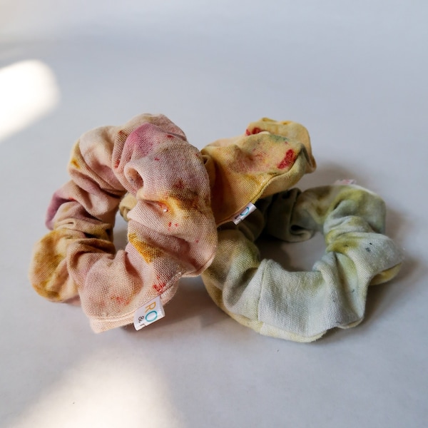 Flower power Scrunchies mix & match, tinti naturalmente e riciclati da vecchie lenzuola, tinti a mano con fiori