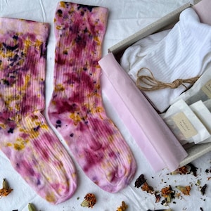 Kit di tintura naturale *CALZINI* - Tingi i tuoi esclusivi calzini in cotone biologico a coste con fiori - scopri tutto sulle tinture naturali e sul loro potenziale!