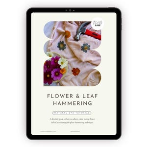 Könnte beinhalten: Ein digitales Tablet mit einem Tutorial mit dem Titel Flower & Leaf Hammering, Natural Dye Tutorial. Der Bildschirm zeigt einen hellrosa Stoff mit Blumenabdrücken, einen Metallhammer und eine Schale mit frischen Blumen sowie das Romi & Me Logo.