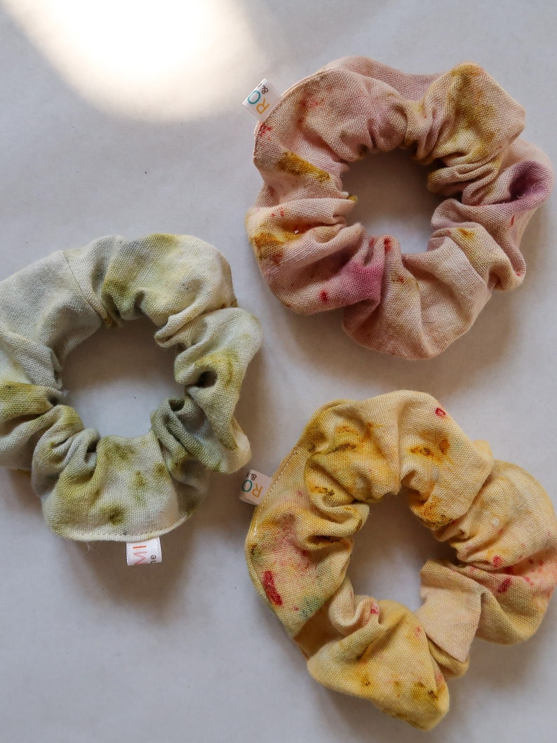 Flower power Scrunchies mix & match, natuurlijk geverfd en upcycled van oude lakens, met de hand geverfd met bloemen afbeelding 2