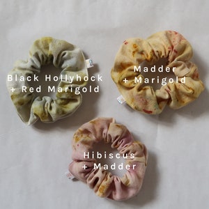 Flower power Scrunchies mix & match, natuurlijk geverfd en upcycled van oude lakens, met de hand geverfd met bloemen afbeelding 5