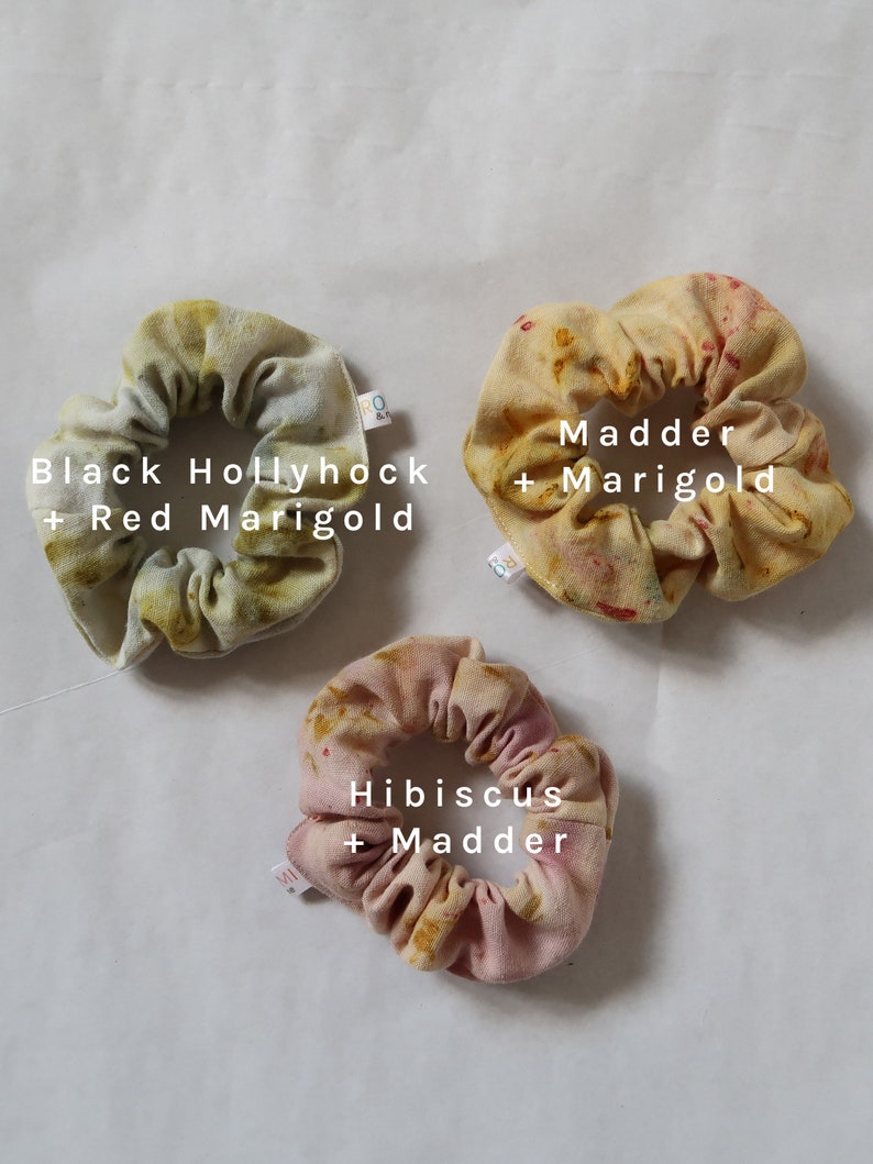 Flower power Scrunchies mix & match, natuurlijk geverfd en upcycled van oude lakens, met de hand geverfd met bloemen afbeelding 5