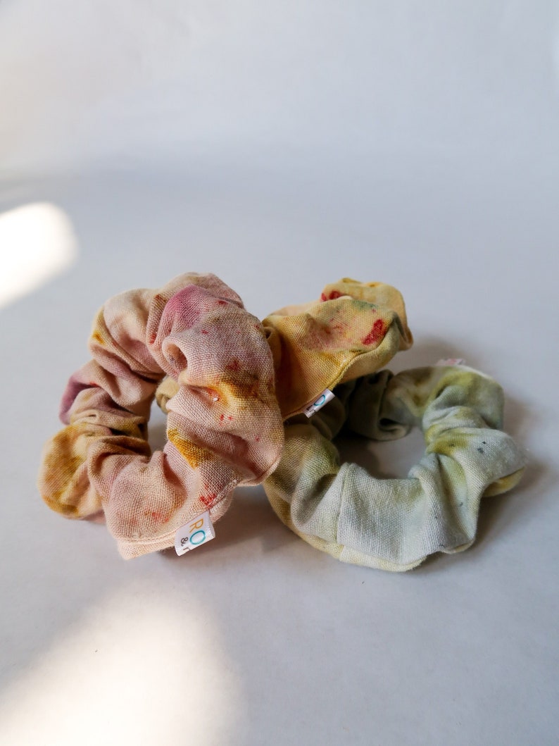 Flower power Scrunchies mix & match, natuurlijk geverfd en upcycled van oude lakens, met de hand geverfd met bloemen afbeelding 1