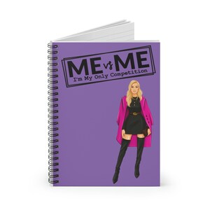 Könnte beinhalten: Lilafarbener Spiralblock mit dem Text "ME vs ME I'm My Only Competition" in einem schwarzen Rechteck. Auf dem Cover ist eine Illustration einer Frau in einem rosa Mantel, einem schwarzen Kleid und schwarzen Stiefeln.