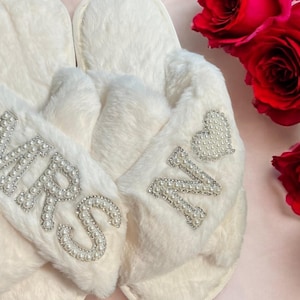 Pearl Fluffy Slippers Set, Bridesmaid Gifts, Gift for Bride , Mrs Slippers, Personalized  Slippers,Bachelorette Slippers, Bridal Shower Gift