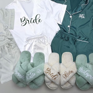 Puede incluir: Conjunto de seis pantuflas peludas verdes y blancas con las palabras "Bride", "Bridesmaid", "Katie A", "Olivia", "Katie F" y "Bridesmaid" bordadas en ellas.