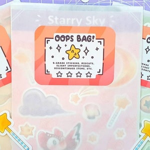 Puede incluir: Tres bolsas de plástico transparentes con un diseño rosa y naranja. Cada bolsa tiene una pegatina que dice "Oops Bag!" y describe el contenido como "Pegatinas de grado B, recortes, ligeras imperfecciones, artículos discontinuados, etc."