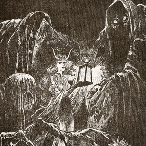 Puede incluir: Un tapiz con un fondo marrón oscuro que presenta una ilustración en blanco y negro de tres figuras con capas con capucha. Las figuras están de pie en un entorno de bosque con una linterna en el centro. El tapiz tiene un borde con flecos.