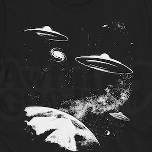 Retro UFO T-Shirt: 1950s Sci-Fi Alien Design