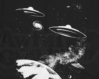 Retro UFO T-Shirt: 1950s Sci-Fi Alien Design