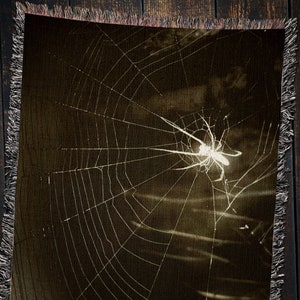 Vintage Horror Spider Web Woven Blanket: Retro Halloween Decor