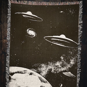 Vintage UFO Woven Throw Blanket: Retro UAP Galaxy Design