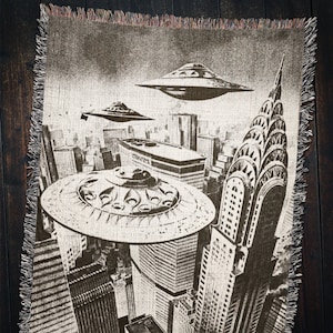 UFO Invasion Vintage UFO Sci Fi Comic Woven Throw Blanket: Vintage Novelty Blanket for Dorm Decor, Naps, Doge Decor, Gift for Him or Her